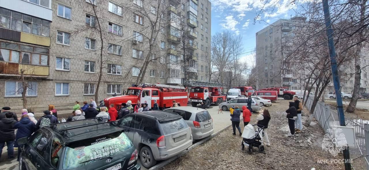 Фото В Новосибирске сгорела дотла квартира в многоэтажном доме на улице Зорге 2